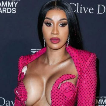 Cardi B. İnstagram'dan Çıplak Fotoğrafını Paylaştı 2