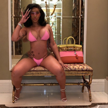 Cardi B. İnstagram'dan Çıplak Fotoğrafını Paylaştı 3