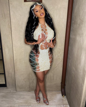 Cardi B. İnstagram'dan Çıplak Fotoğrafını Paylaştı 4