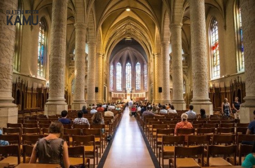 'İnsanlar Tanrıya İnanmıyor' Diyerek Kiliseyi Satışa Çıkardılar