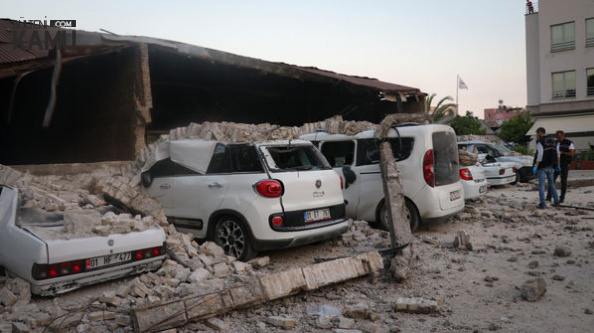 Adana'da Dehşete Düşüren Olay! Fabrika Duvarı Araçların Üzerine Devrildi