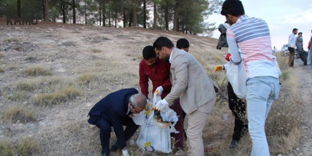 Belediye Başkanı ve Gençler Ormanlık Alanda Çöp Topladı