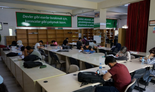 Gençlerin ders çalışma yeri Karaköprü okuma evi oldu