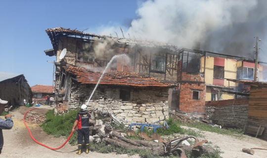İskilip’te çıkan yangında 3 ev yandı