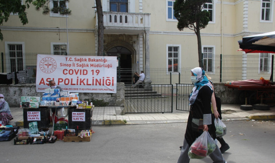 Sinop’ta pazara gelenler için randevusuz aşı merkezi kuruldu