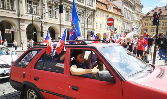 Prag’da Covid-19 önlemleri protesto edildi