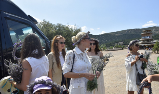 Kültür ve Turizm Bakanı’nın eşi Pervin Ersoy, lavanta bahçesini gezdi