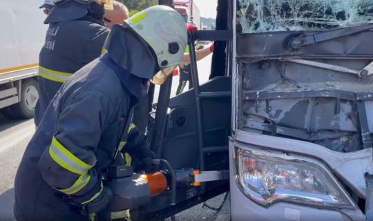 TEM’de şehirlerarası otobüs tıra çarptı: 4 yaralı