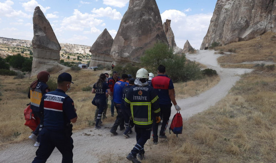 10 metre yüksekten düşerek kayalıklara sıkışan turisti AFAD ekipleri kurtardı