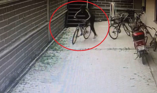 Bisiklet çalarken güvenlik kamerasına yakalandı