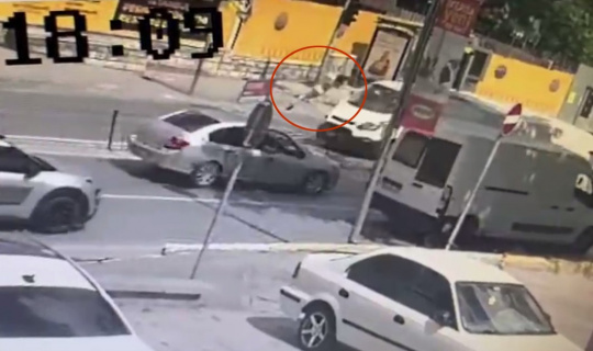 Minibüsün çarptığı küçük kız metrelerce havaya savrulup yere düştü: Feci kaza kamerada