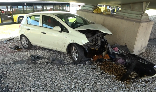 Kadıköy’de aracın çarptığı otomobil köprü duvarına çarptı: 1 yaralı