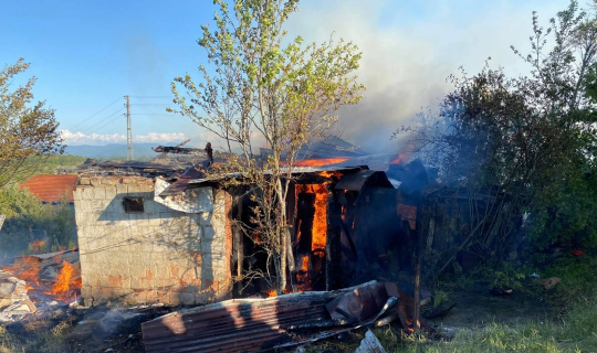 Eflani’de samanlık yangını evlere sıçramadan söndürüldü