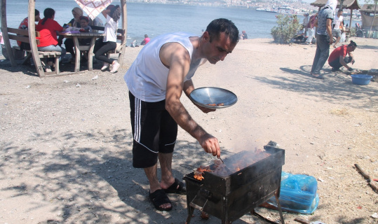 İzmirliler pazar günü piknik alanı ve Kordon’a akın etti