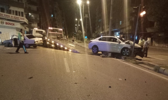 Gaziantep’te iki otomobil kafa kafaya çarpıştı: 4 yaralı