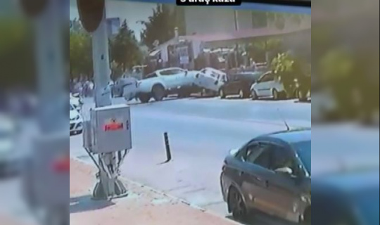 Otoparkta kontrolden çıkan aracın kazası kamerada