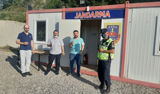 Jandarma ekiplerinden sürücülere çay ve şeker ikramı