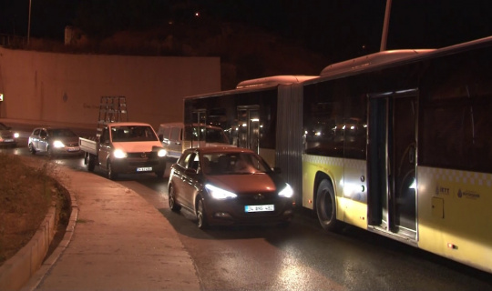 Arnavutköy’de yakıtı biten İETT otobüsü yolda kaldı, ilçe çıkışında trafik durdu