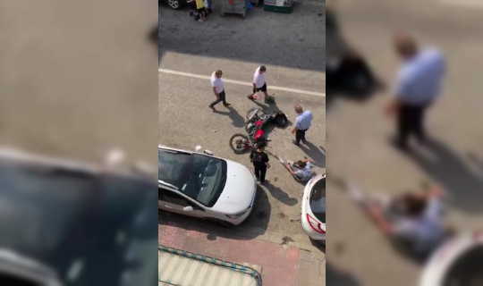 Türkeli’de motorsiklet yayaya çarptı: 2 yaralı
