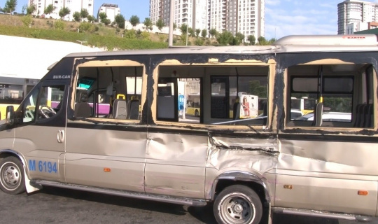 Küçükçekmece’de belediye otobüsü ile dolmuş çarpıştı: 11 yaralı