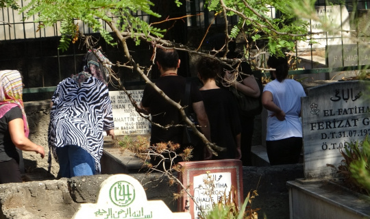 Diyarbakır mezarlıklarında hüzünlü bayramlaşma