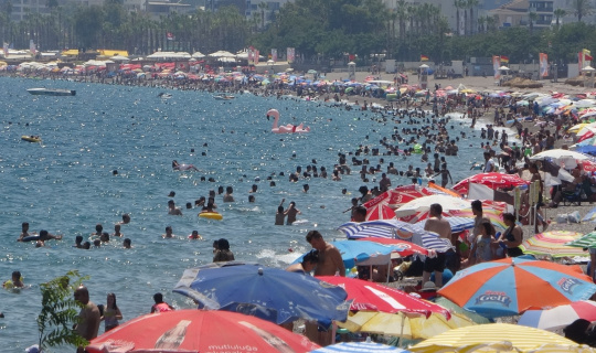 Antalya’da sahillerde yerli turist yoğunluğu