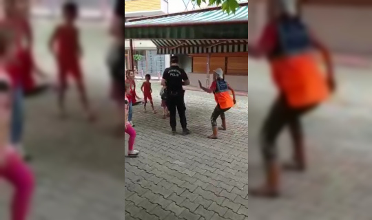 AFAD, Kızılay görevlileri ve çevik kuvvet polisi selzede çocuklarla oyunlar oynayarak moral verdiler