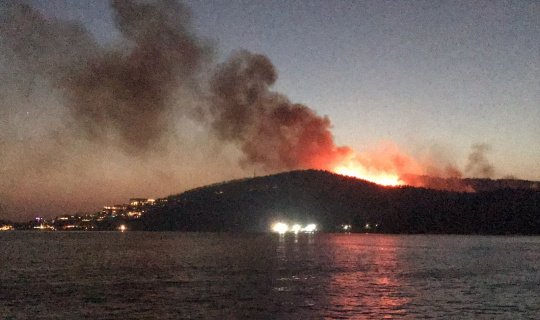 Muğla’da yangın söndürme çalışmaları sürüyor, alevler geceyi aydınlatıyor