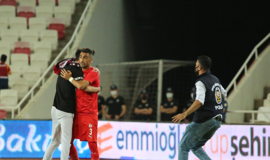 Sivasspor-Petrocub maçında sahaya taraftar girdi