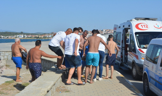 Halk plajında boğulmak üzere olan öğretmen son anda kurtarıldı
