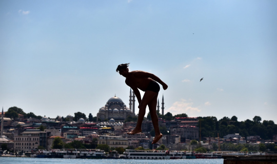 İstanbul’da sıcaktan bunalan çocuklar denize girerek serinledi