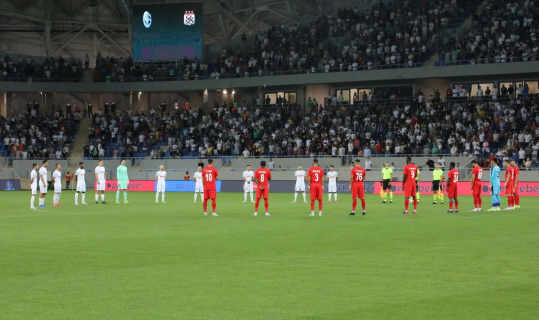 Dinamo Batumi-Sivasspor maçı öncesi yangınlarda hayatını kaybedenler için saygı duruşu