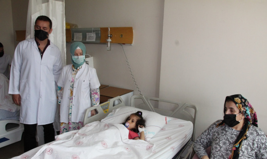 Şırnak’ta idrar yolundan 5 santimetrelik taş çıkarılan çocuk sağlığına kavuştu