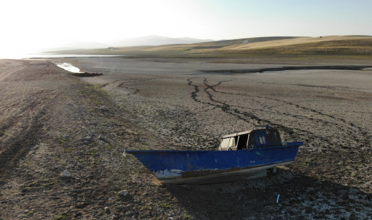 Alparslan-1 Barajı’nda sular çekildi, kayıklar karaya oturdu