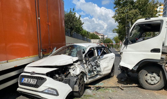 Sancaktepe’de feci kaza: Otomobil 2 kamyonetin arasında kaldı