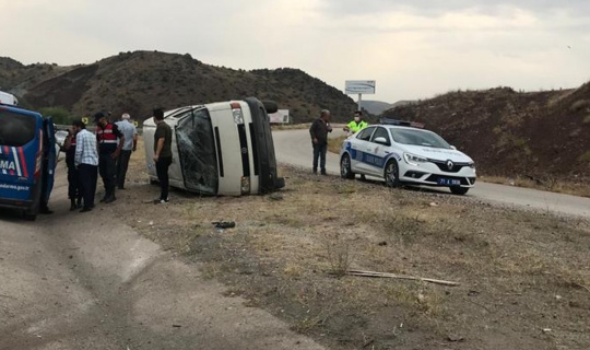 Panelvan minibüs takla attı: 3 yaralı
