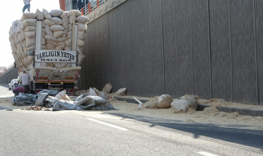 Saman yüklü kamyon alt geçide takıldı: Yola savrulan balyalar trafiği kilitledi