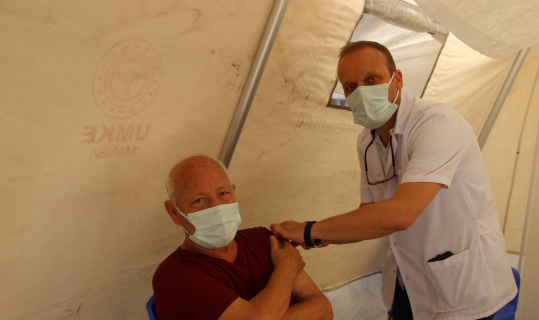 Manisa’da randevusuz aşı çadırına büyük ilgi