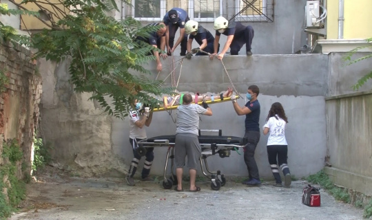 Kadıköy’de 3. kattan düşen kadın ağır yaralı halde bulundu