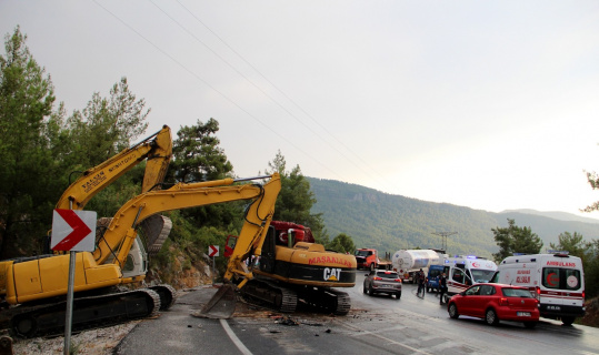 Manavgat yangınında çalışan Karaman Gönüllü Hafriyatçılar Birliği konvoyunda kaza: 1 yaralı