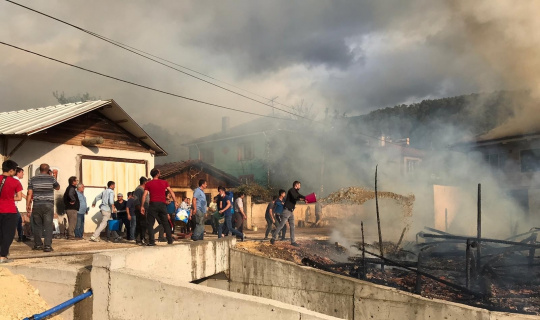 Bolu’da 2 ev, 3 samanlık alev alev yandı