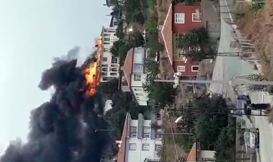 Yozgat’ta çıkan yangında iki evin çatısı hasar gördü