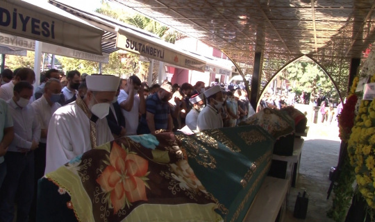 Sultanbeyli PTT Müdürü’nün kazada hayatını kaybeden ailesi son yolculuğuna uğurlandı