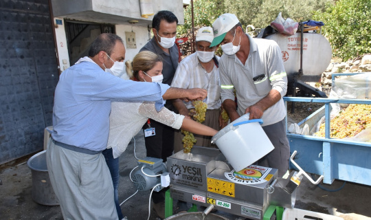 Tarsus Belediyesi’nden vatandaşlara üzüm sıkma ve salça makinası