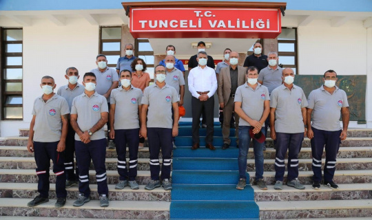 Manavgat’taki yangın söndürme çalışmalarına katılan ekip Vali Özkan’la bir araya geldi