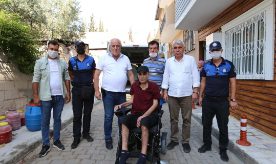 Başkan Atay’dan yürüme engelli Yavuz’a akülü araç hediyesi