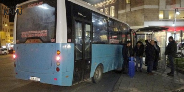 Erzurum'da Freni Boşalan Halk Otobüsü Durağa Daldı! 4 Kişi Yaralandı
