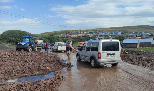 Şiddetli yağış Ardahan’da sele ve heyelana neden oldu