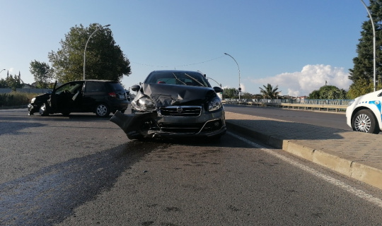 Kocaeli’de iki otomobil çarpıştı: 1 yaralı