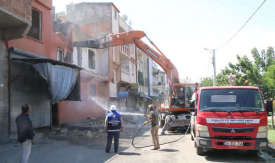 Haliliye’de riskli ve metruk yapıların yıkımı gerçekleştiriliyor